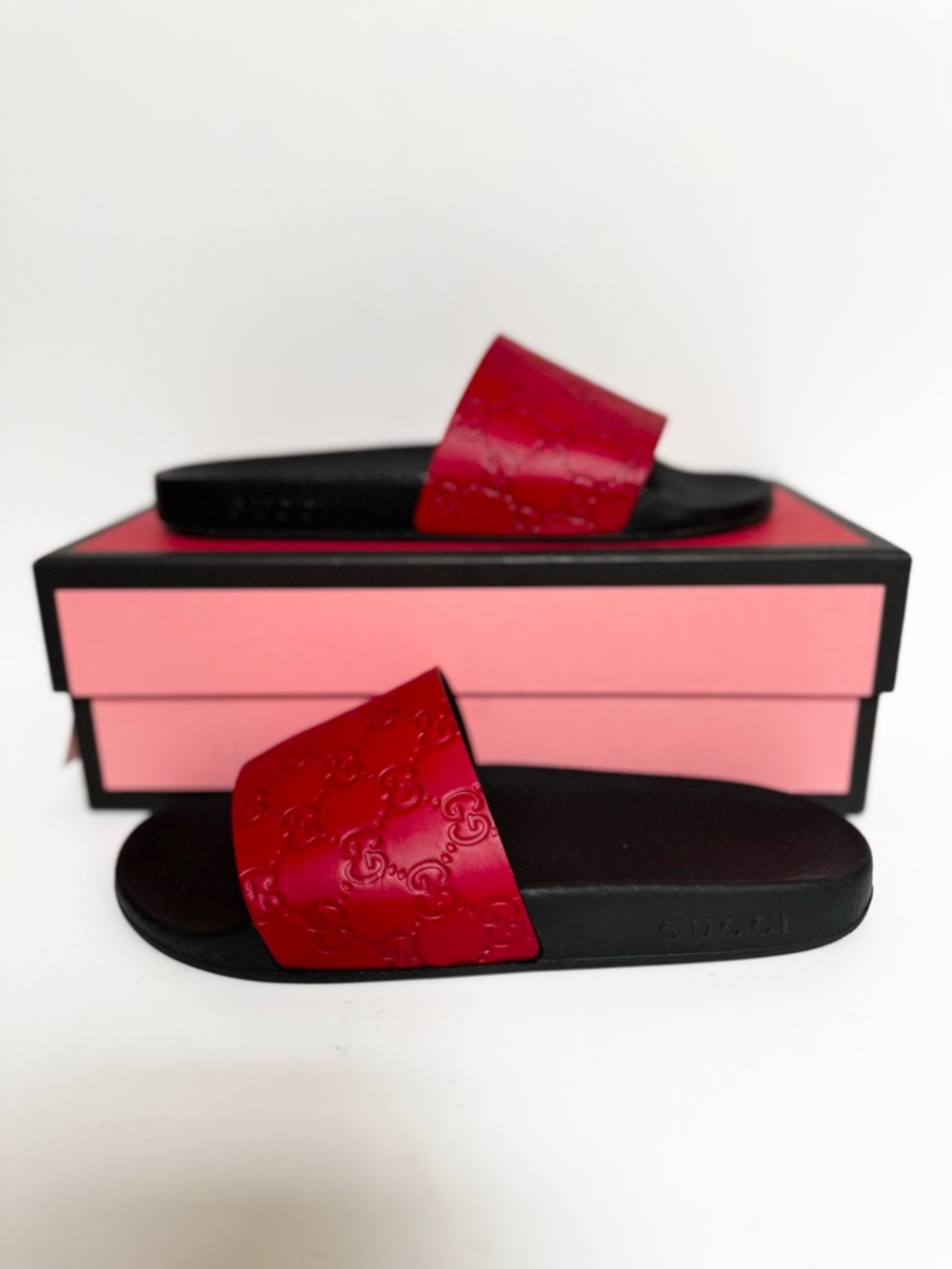 Gucci Women’s Signature Hibiscus Red Embossed Leather Slide Sandals Size 39 - Picture 6 of 11
